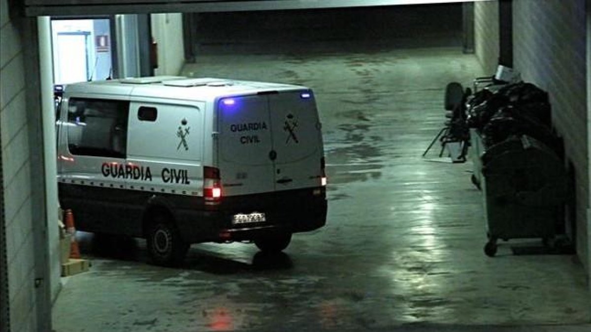 Un furgón de la Guardia Civil accede a la Ciudad de la Justicia de Valencia donde han pasado a disposicion del Juzgado de Instruccion 18 algunos de los detenidos en la operacion Taula.
