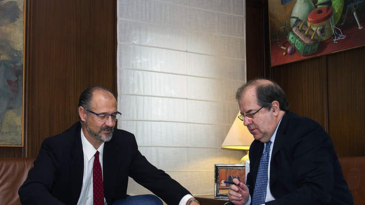 Foto de la firma del acuerdo entre C’s y el PP, ayer, en el despacho de Herrera.