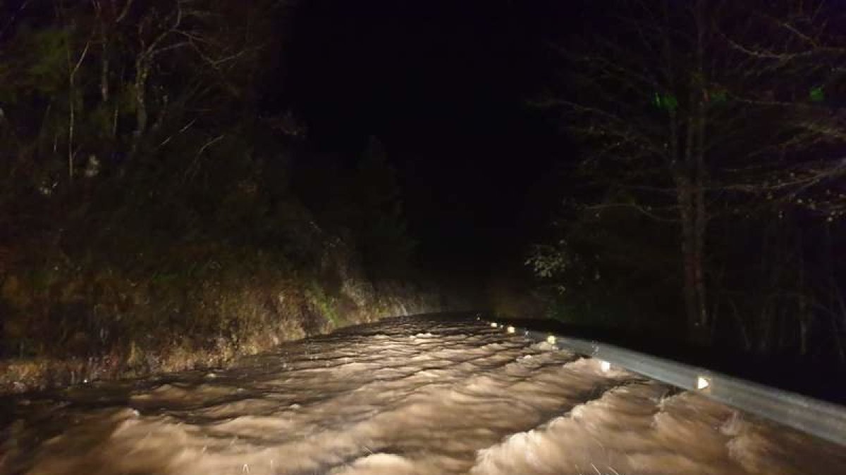 La carretera de Prioro se convirtió en un auténtico río.
