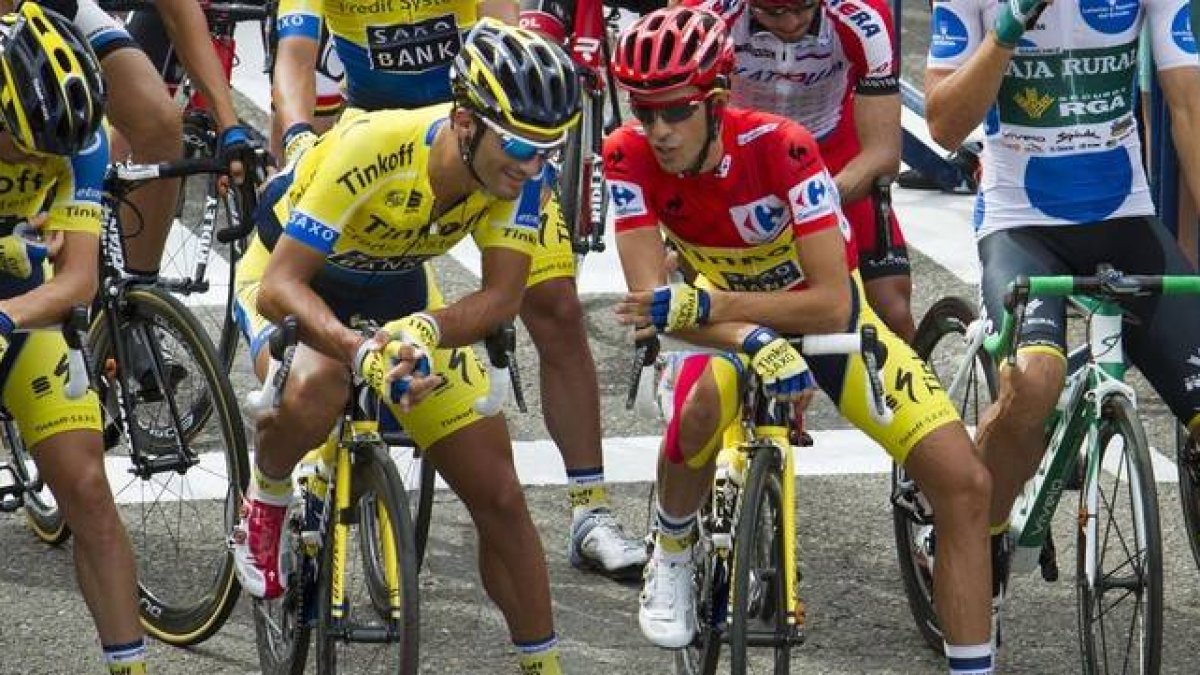 Contador habla con Bennati antes de una salida de etapa.