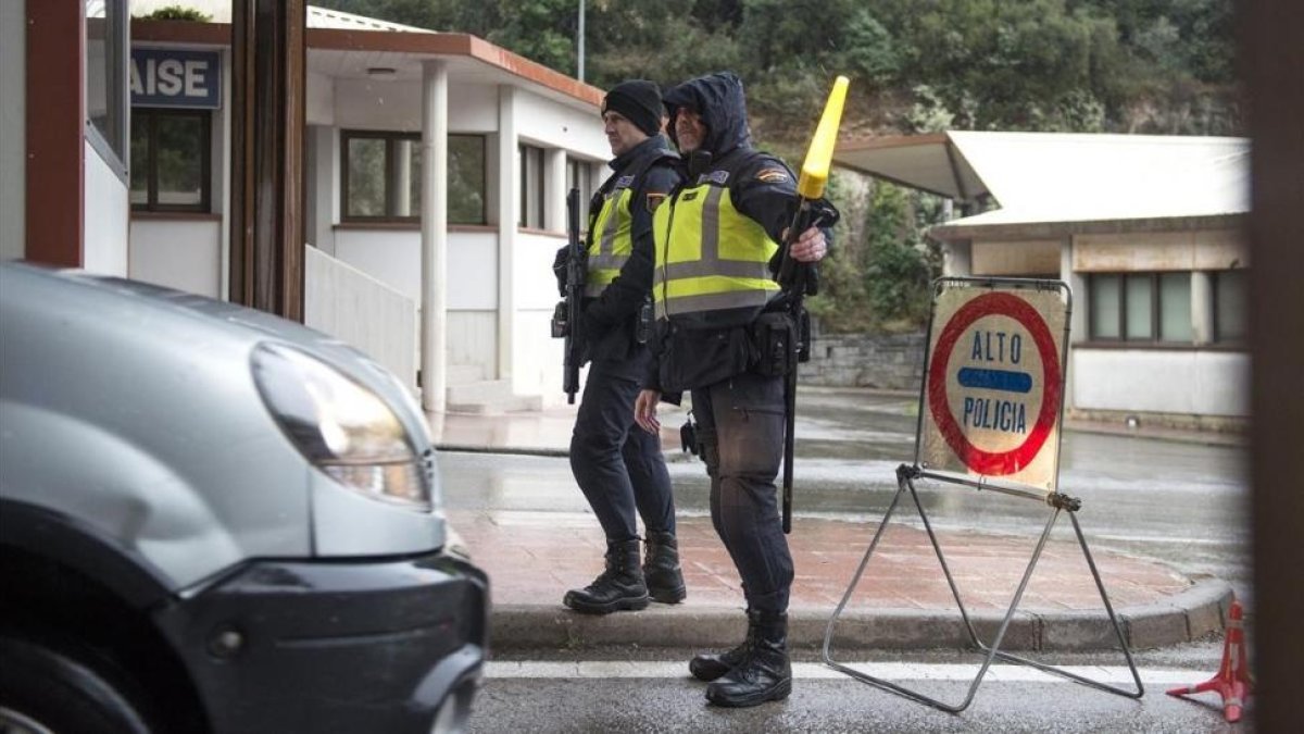 Controles policiales en la frontera de La Jonquera a todos los vehículos procendentes de Francia.