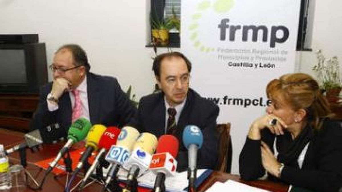 Eduardo Fernández, Elías Arribas e Isabel Carrasco, en la inauguración de la jornada.