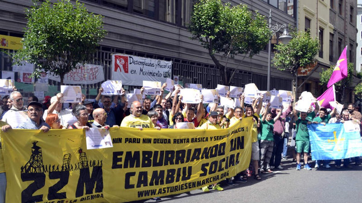 Una multitud acompañó ayer al activista Ramiro Pinto en su sexto día de huelga de hambre.