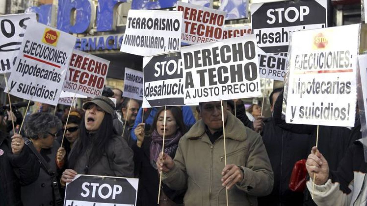 Manifestantes protestan durante una concentración contra los desahucios en Madrid.