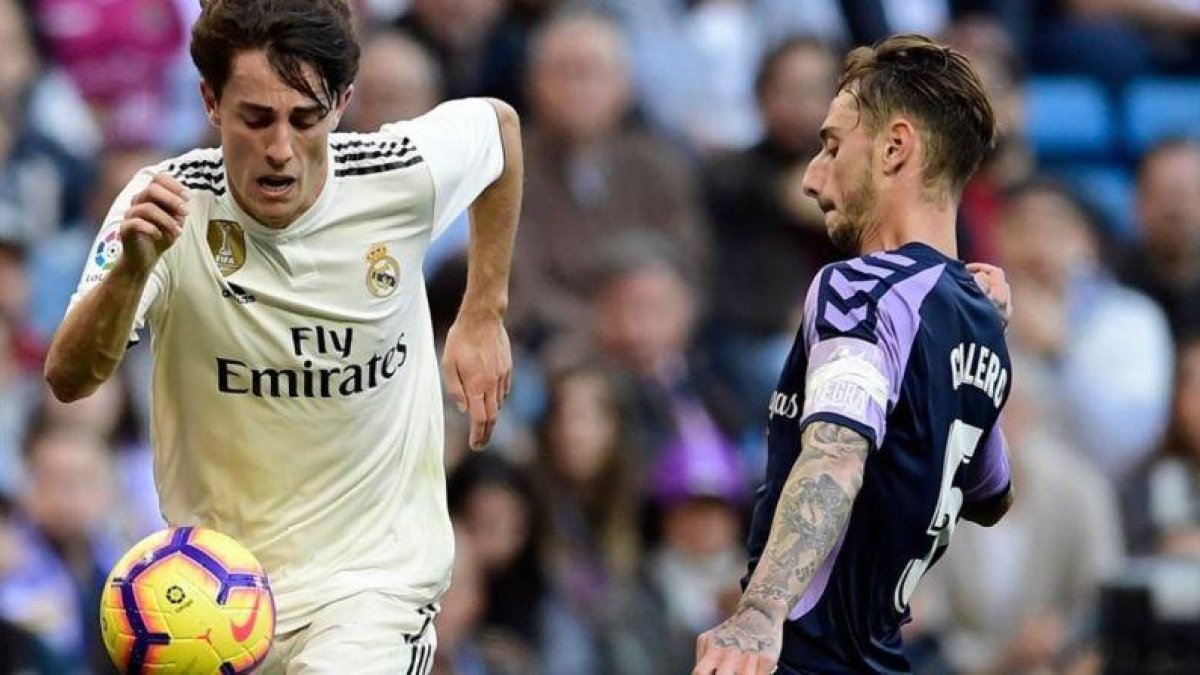 Odriozola intenta liberarse de Calero en una jugada del partido.