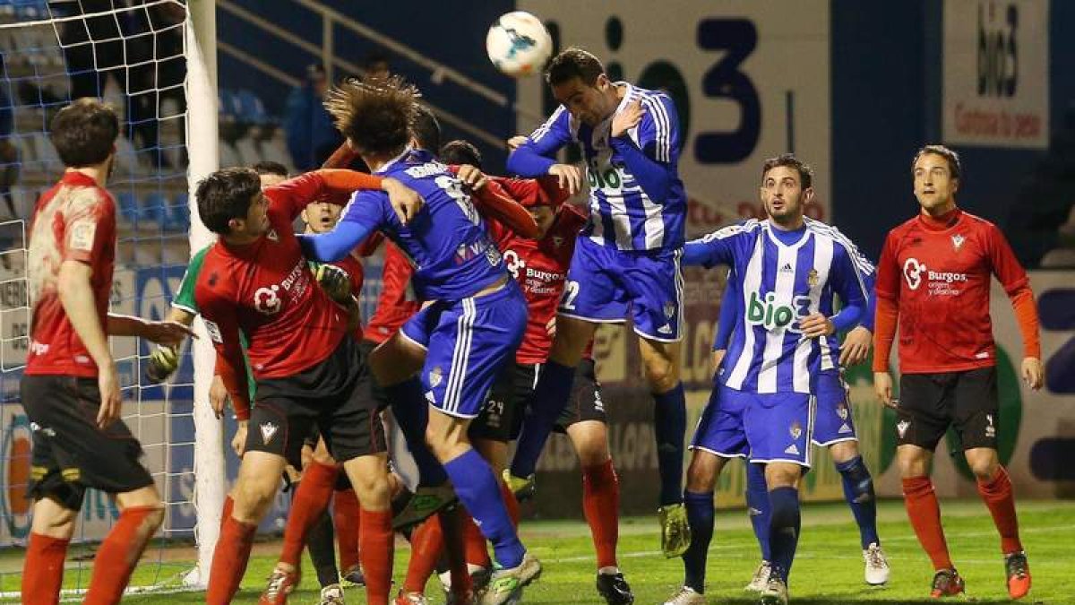 Este remate de Alberto Aguilar en el minuto 80 pudo ser el 2-0, pero la gran intervención de Prieto evitó el tanto. En la siguiente acción dos córners sucesivos le dieron al Mirandés la igualada.