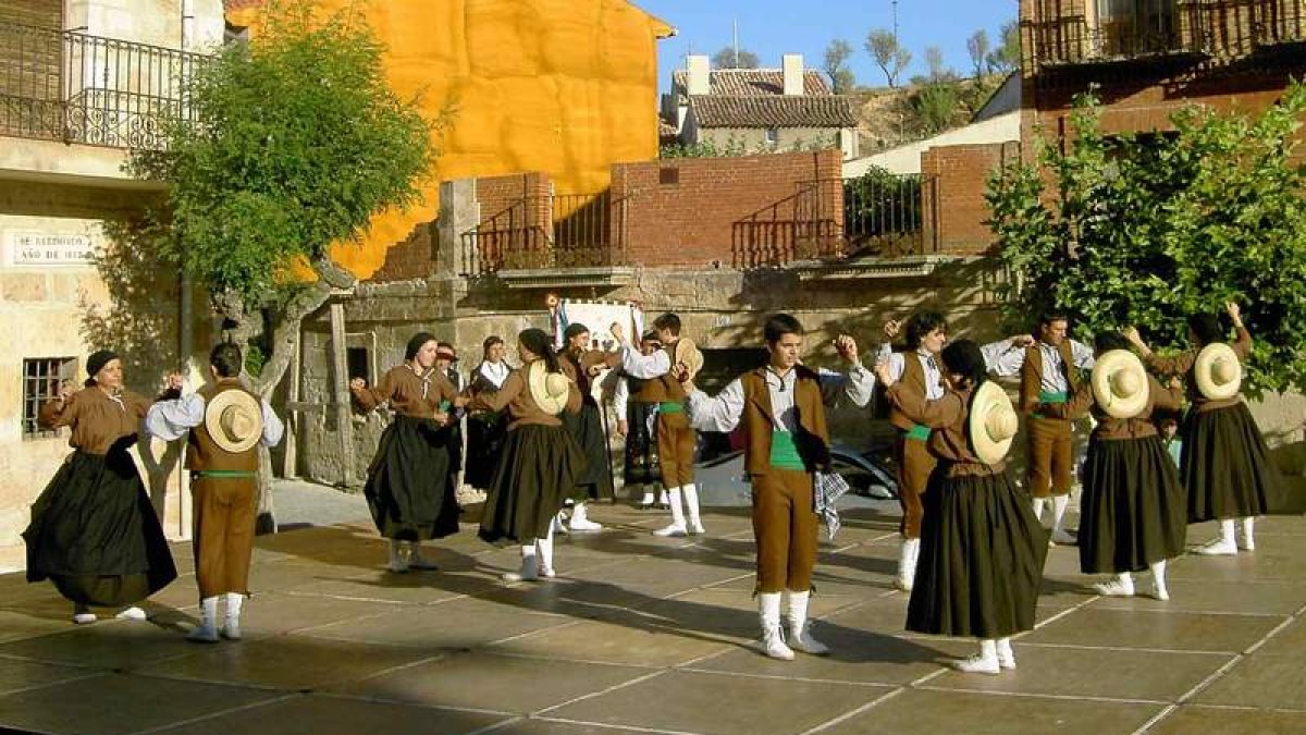 Fotografía de archivo de una actuación del Grupo de Coros y Danzas Virgen de la Guía.