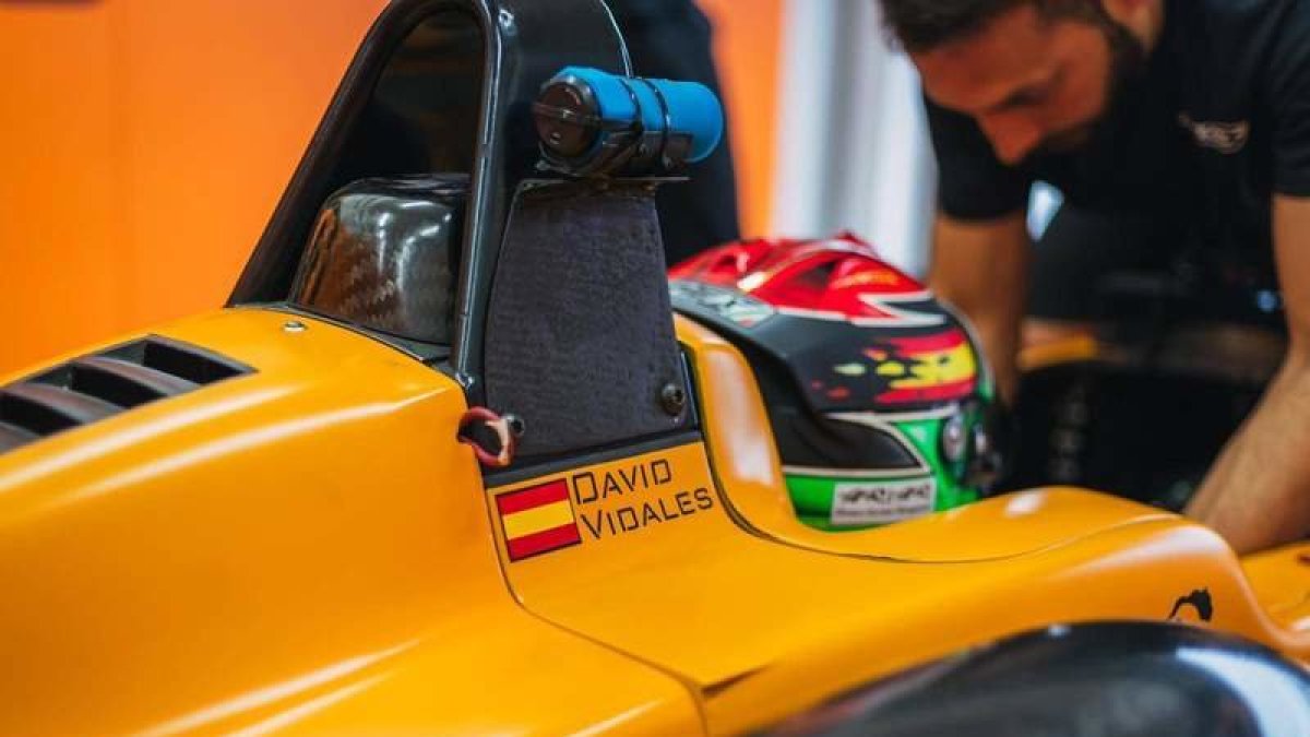Vidales con el Dallara F317 con el que realizó los test de Fórmula 3 con la escudería Campos Racing. DL