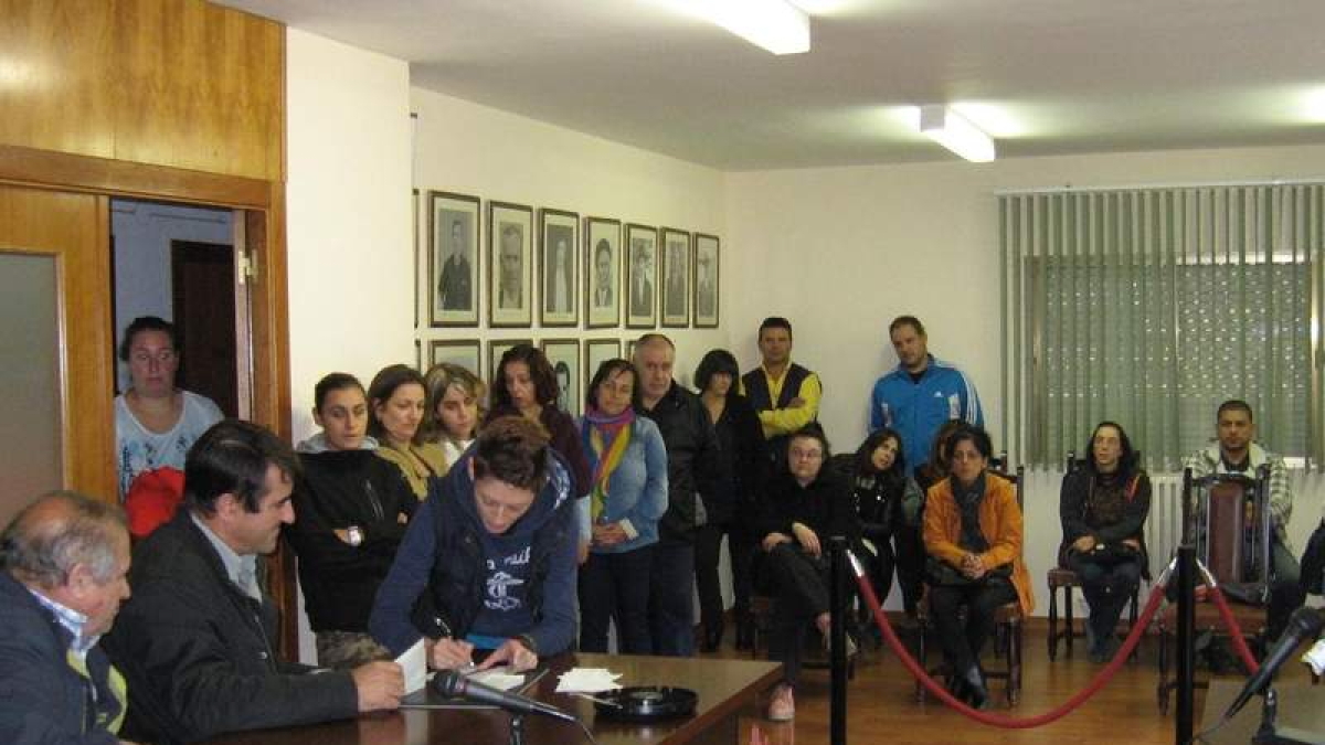 Los padres recibieron los cheques de manos del alcalde.