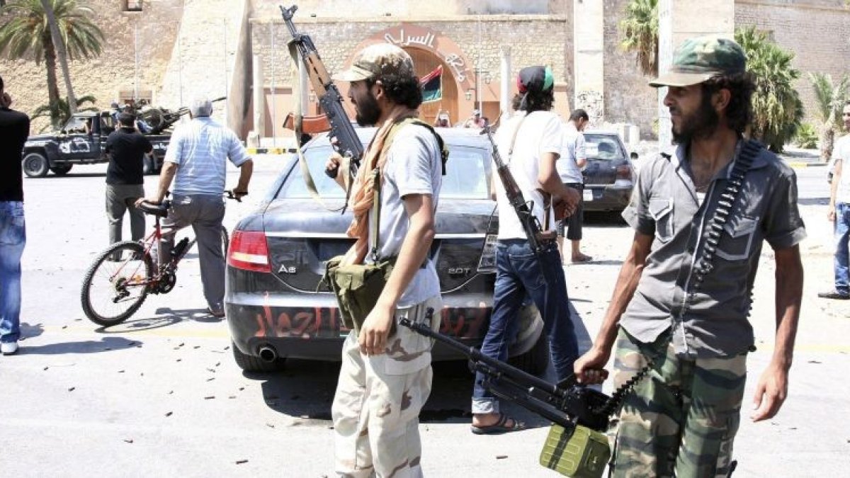 Combatientes rebeldes en una calle de Tripoli, hoy.