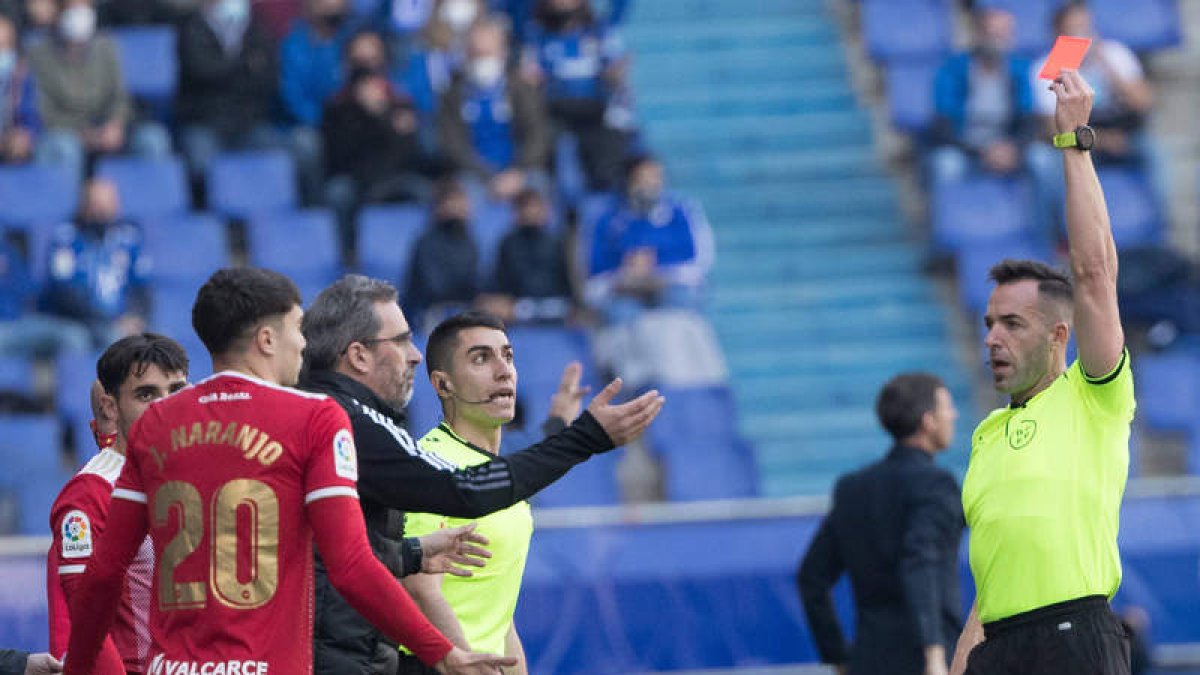 Naranjo fue expulsado sin tan siquiera saltar al terreno de juego en el partido del 31 de diciembre ante el Real Oviedo. AURELIO FLÓREZ