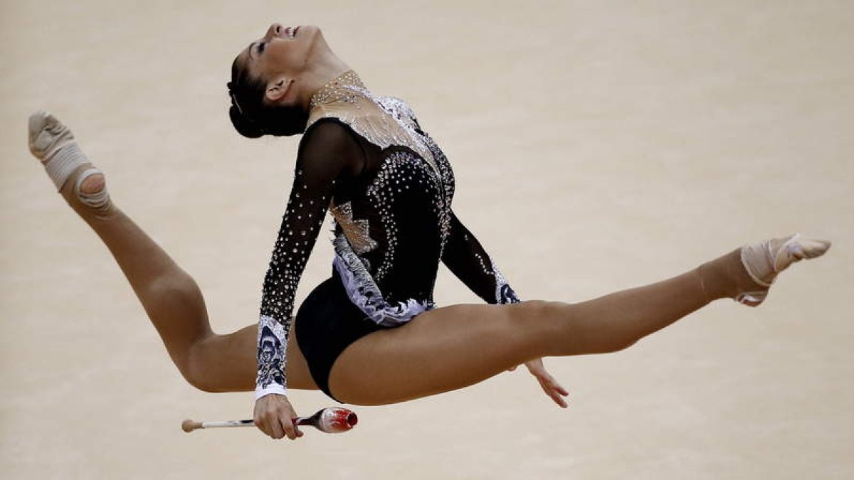 Carolina firmó un ejercicio de mazas casi perfecto que la situó en la quinta posición en la final de mazas de Thiais.