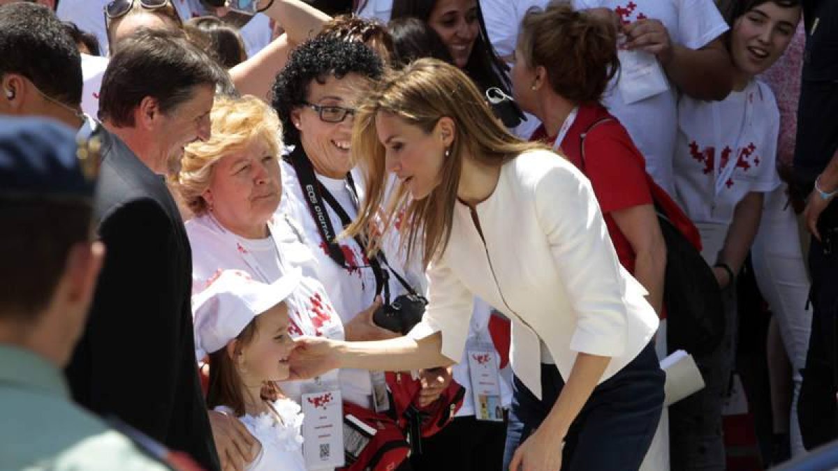 La reina Letizia agradeció a Cruz Roja la ayuda desinteresada que ha prestado a todos los colectivos que la han necesitado.