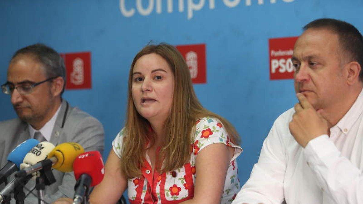 Gloria María Acevedo, flanqueada por Ramón y Courel. L. DE LA MATA