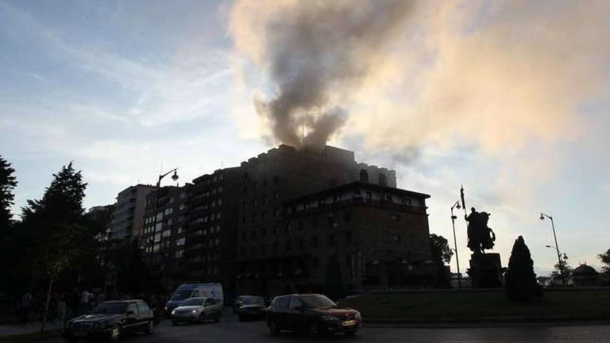 Una densa humareda procedente del tejado del Hotel del Temple extendió el olor a quemado por todo el centro de Ponferrada.