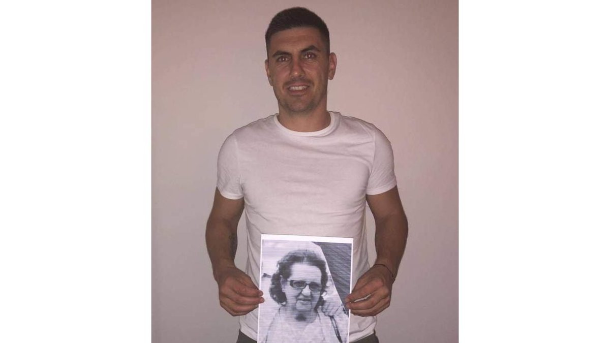 Sebastien Rouet con la foto de su abuela Flora dos Santos que le ha inculcado su amor por León. DL