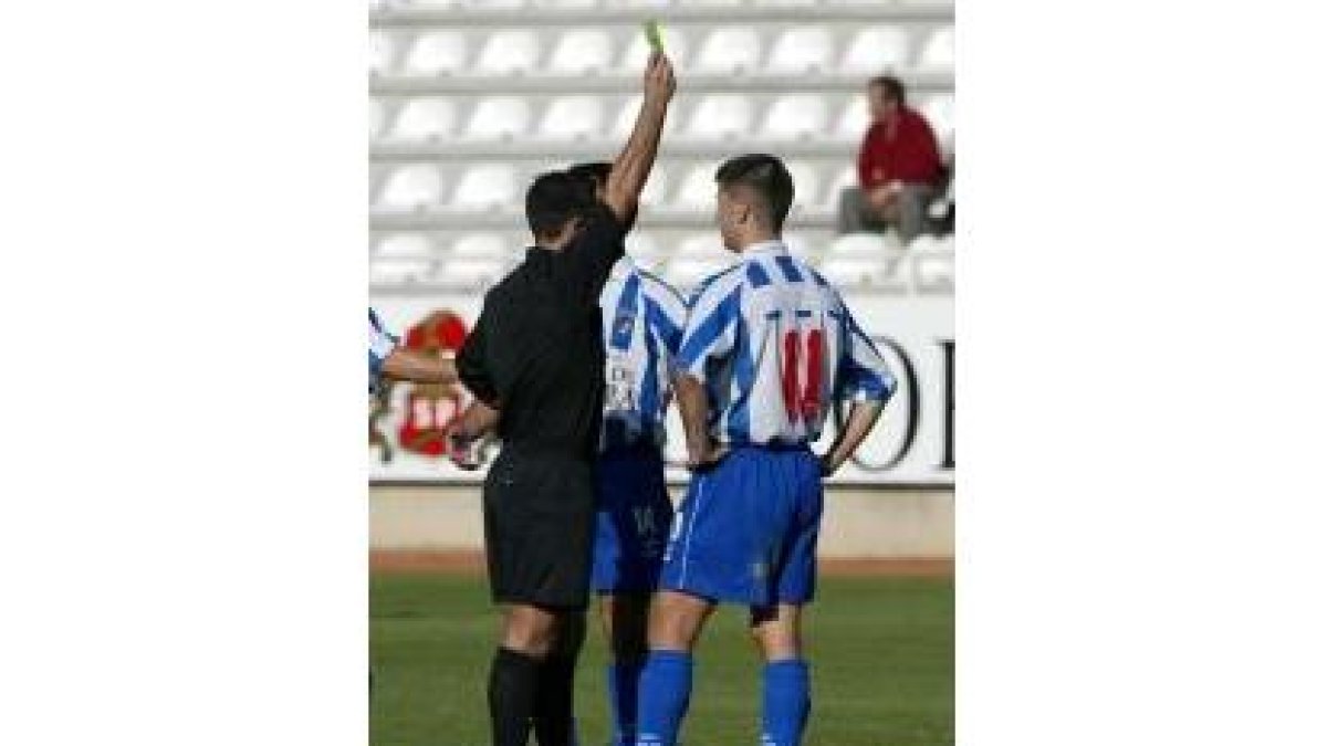 Martín Alonso muestra a Fuentes la tarjeta que le impedirá jugar en León