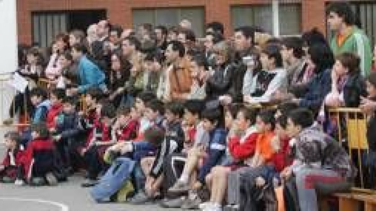 Numeroso público, como es habitual, acudió al patio del Leonés San Isidoro