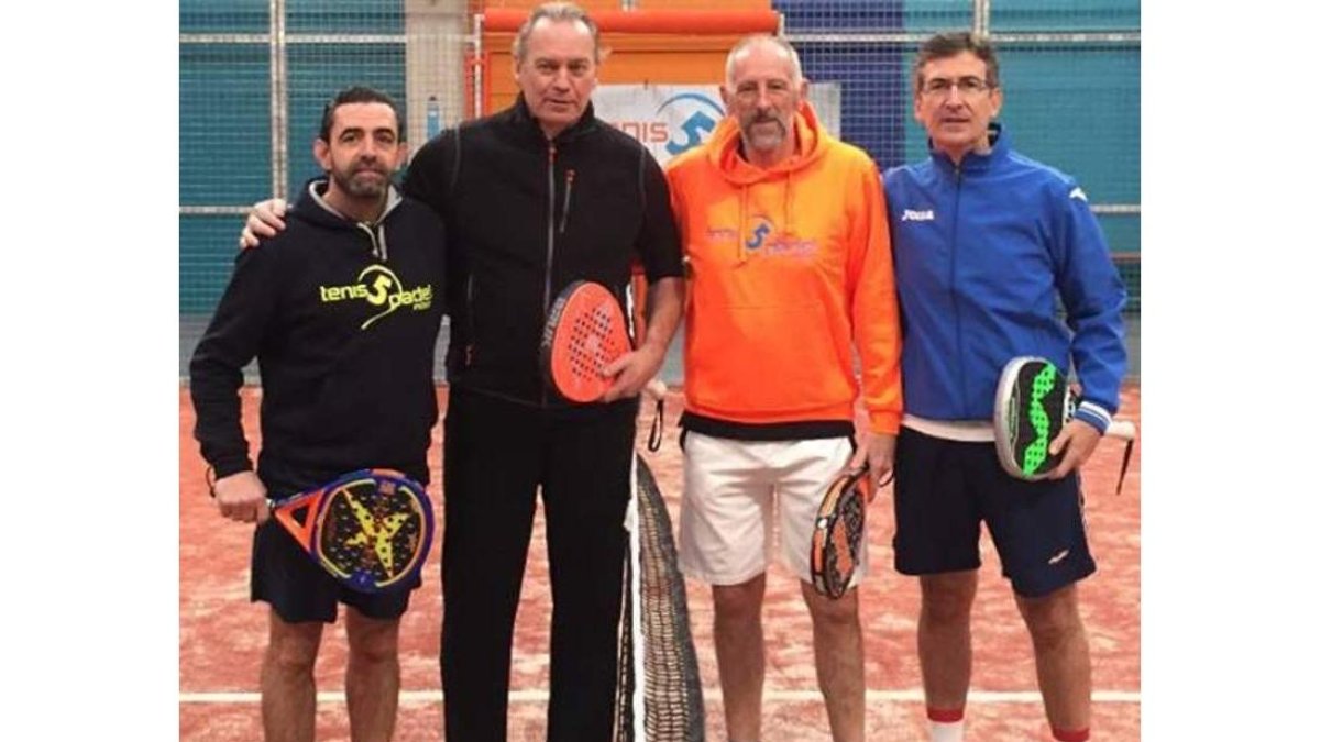 Bertín Osborne con los responsables de TenisPadel5León