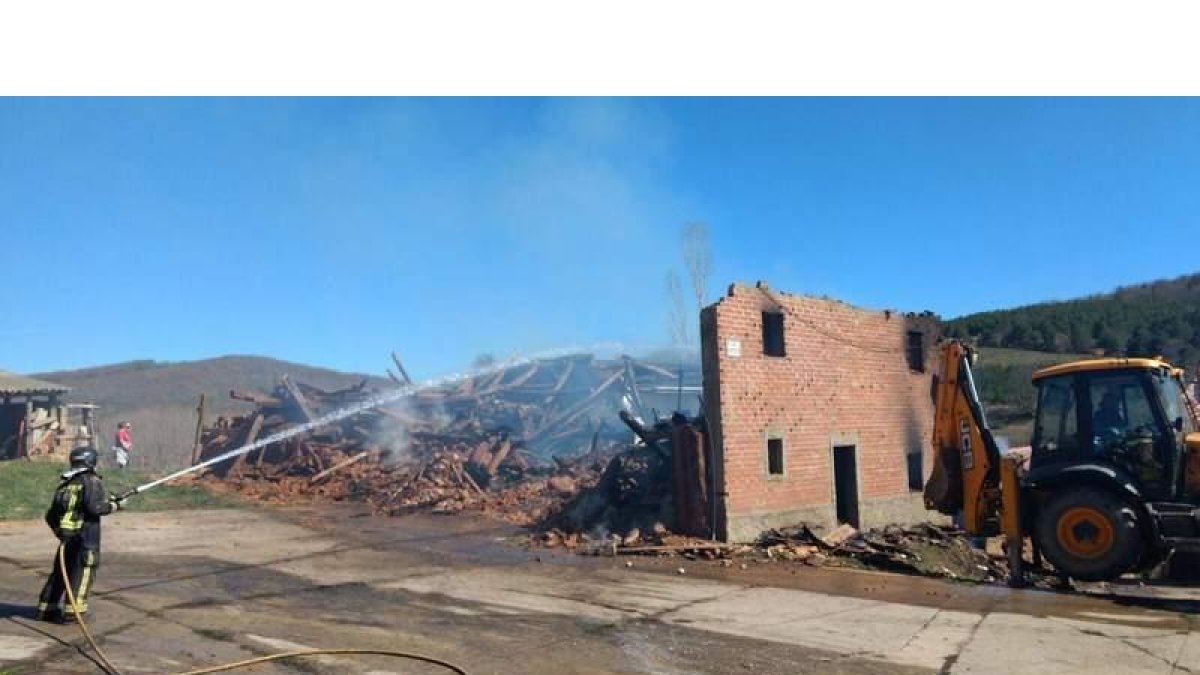 Los pajares anexos quedaron destruidos por el fuego. BOMBEROS DE LEÓN