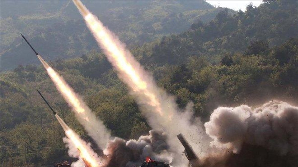 Fotografía cedida por la Agencia de Noticias Central de Corea del Norte (KCNA) que muestra el lanzamiento de misiles durante un simulacro de ataque de unidades militares ayer jueves, en un lugar no revelado.