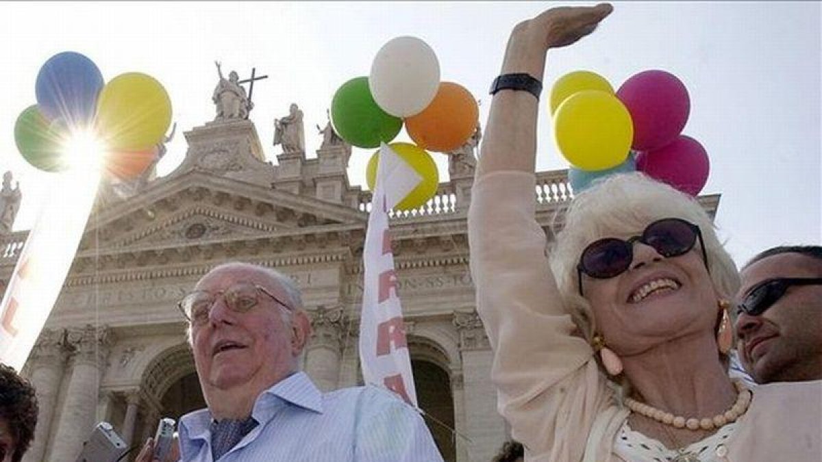 Franca Rame y su marido, Dario Fo, en una manifestación contra Berlusconi, en Roma, en el 2002.
