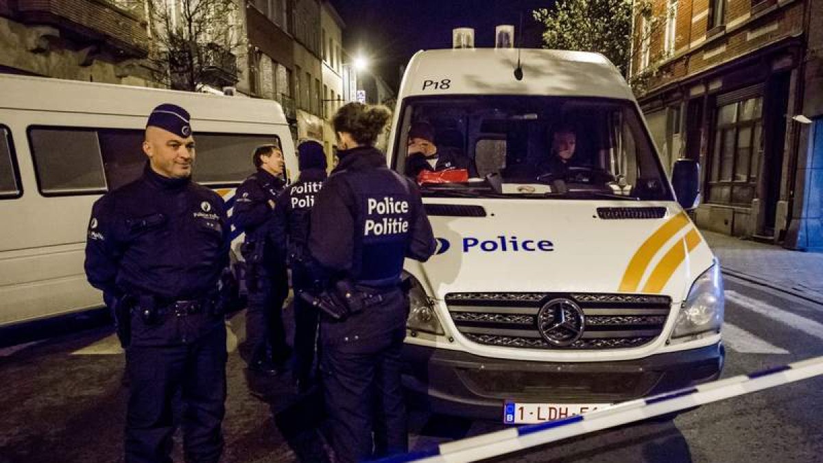 Un momento de la operación policial llevada a cabo ayer en Bruselas. STEPHANIE LECOCQ