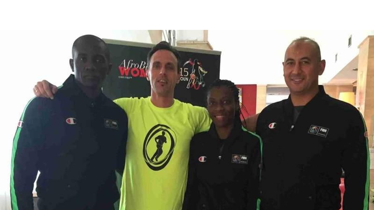 Alejandro Vaquera junto a árbitros de Angola, Egipto y Senegal