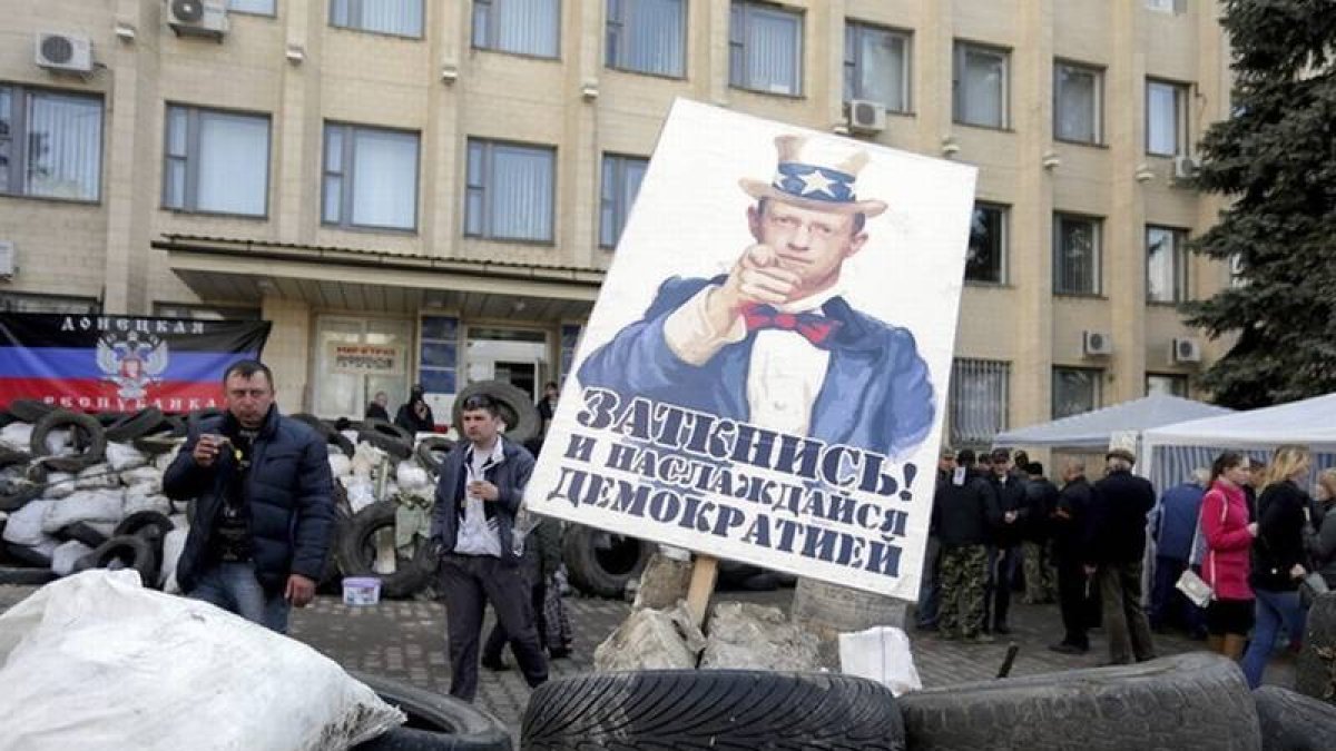 Manifestantes prorrusos ante el Ayuntamiento de Kramatorsk (Ucrania).