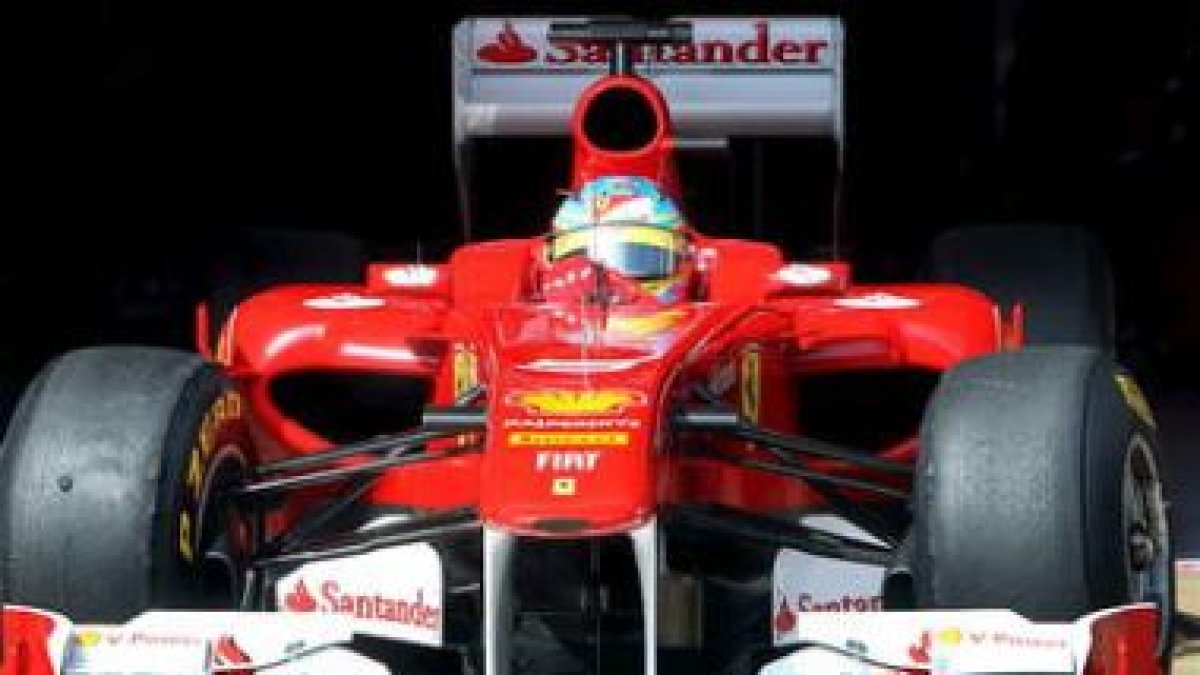 El piloto español de la escudería Ferrari Fernando Alonso sale de boxes en un entrenamiento.