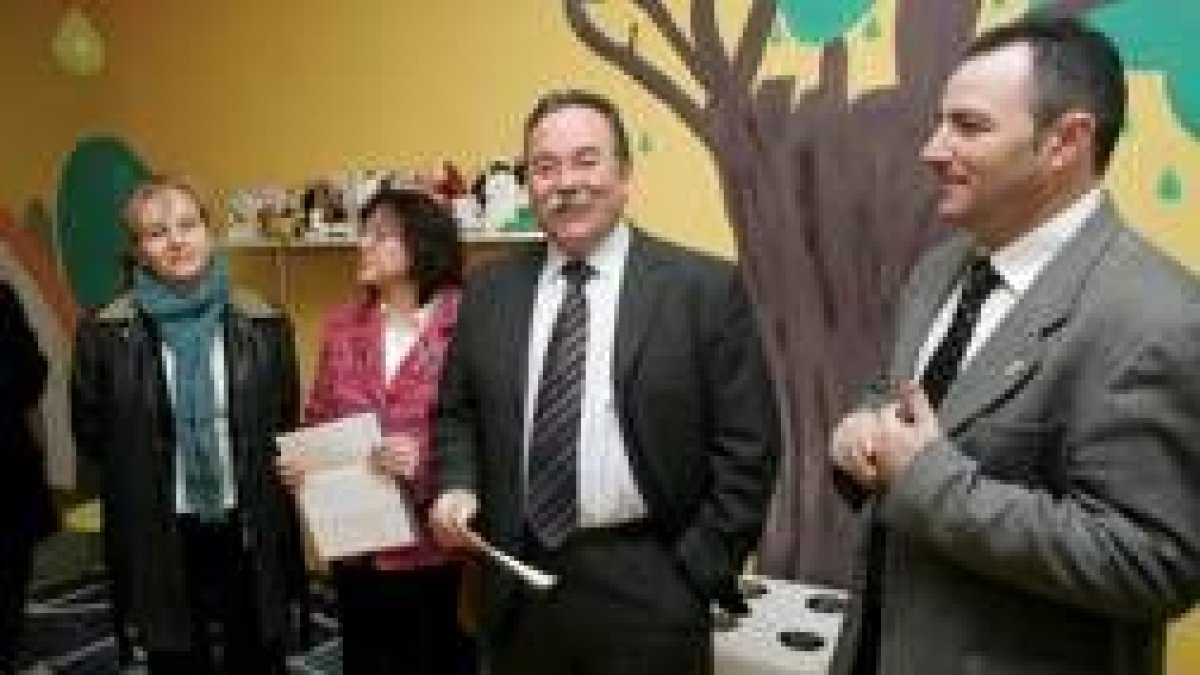 Saavedra, en el centro, ayer en el taller infantil de Camponaraya