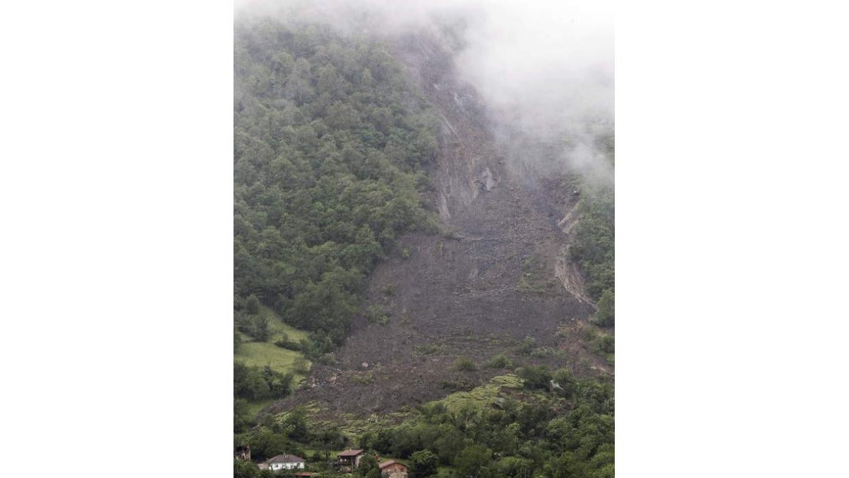 Vista parcial del desprendimiento, cercano ya a las primeras casas de Sebrango.