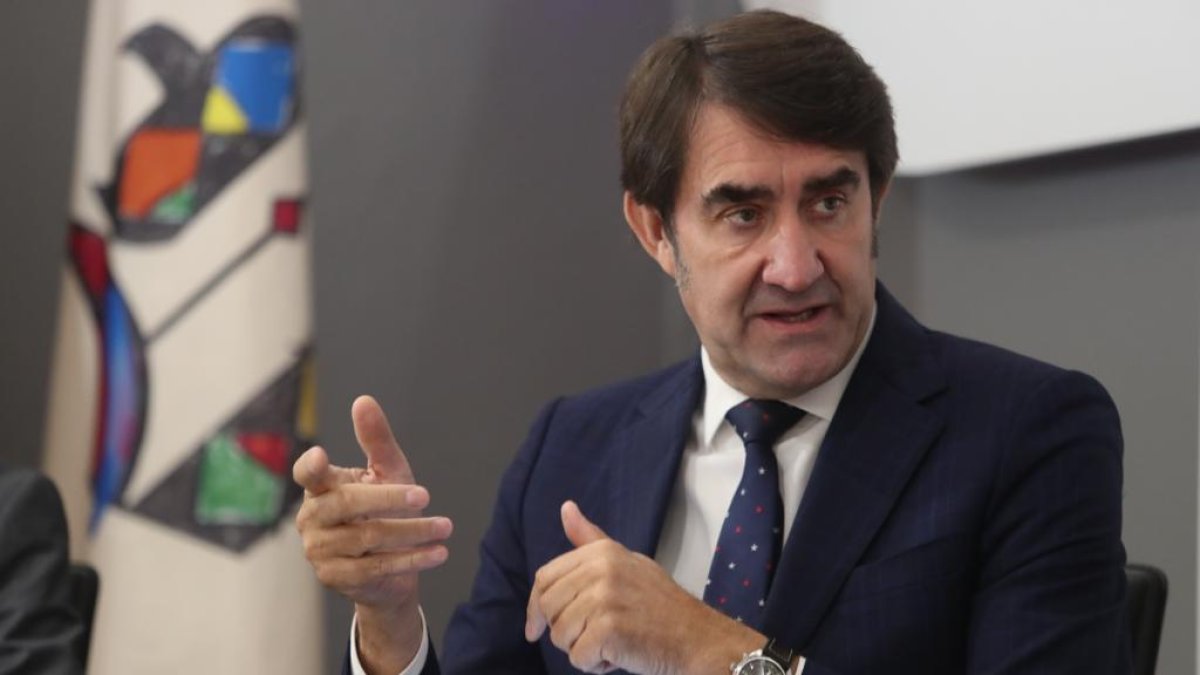 Suárez Quiñones, durante su intervención en el Foto Empresarial por la Recuperación en la Construcción, organizado por la Federación Leonesa de Empresarios y Diario de León. RAMIRO
