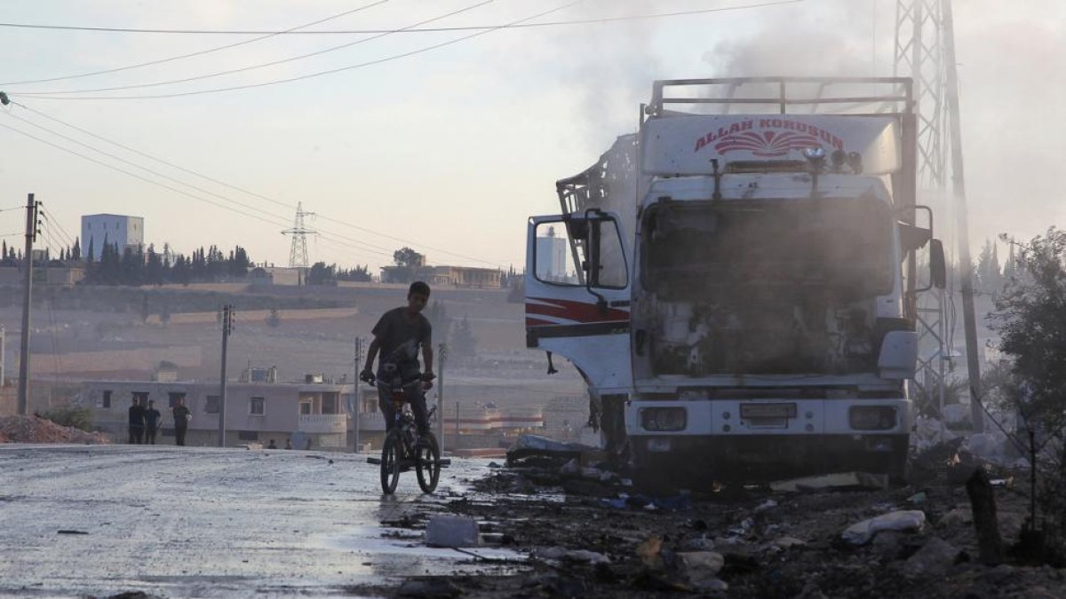 Uno de los camiones del convoy humanitario alcanzado por el ataque aéreo.
