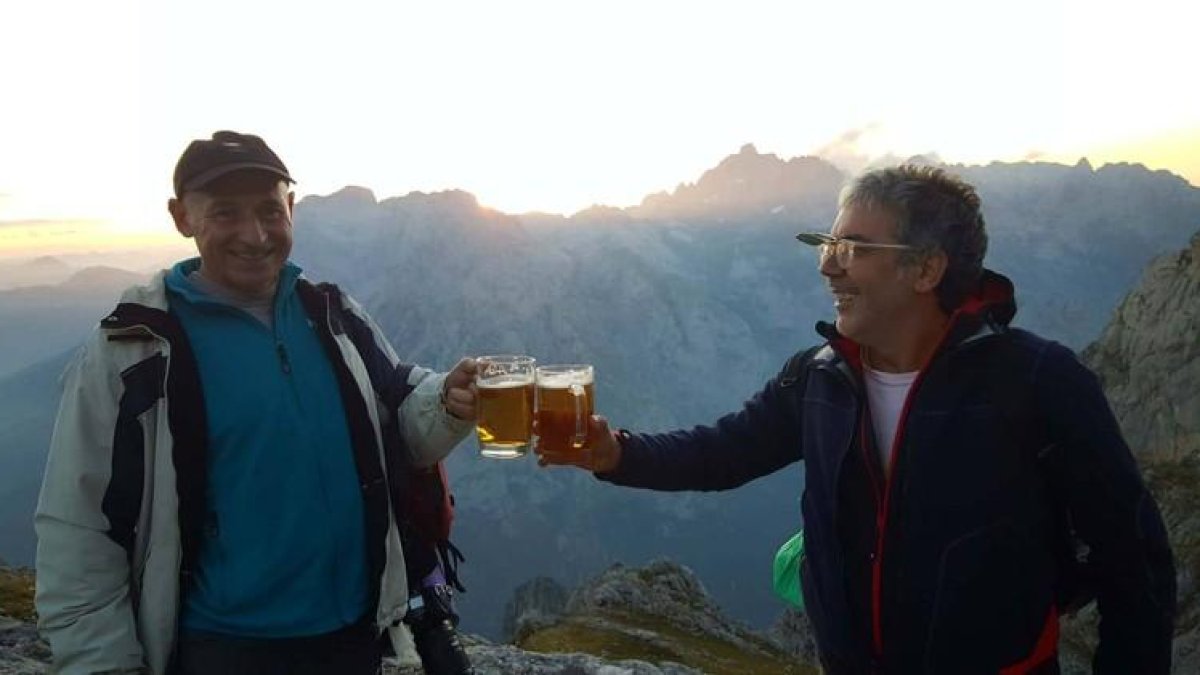 Nardo y Manuel Félix brindando con una cerveza de 4 euros en el Collado Jermoso