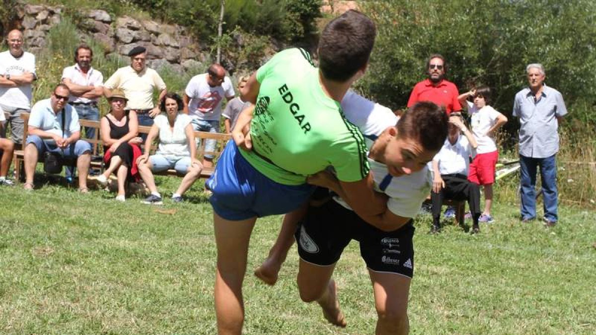 Cristian González, gran combate de juveniles con Tomasín.
