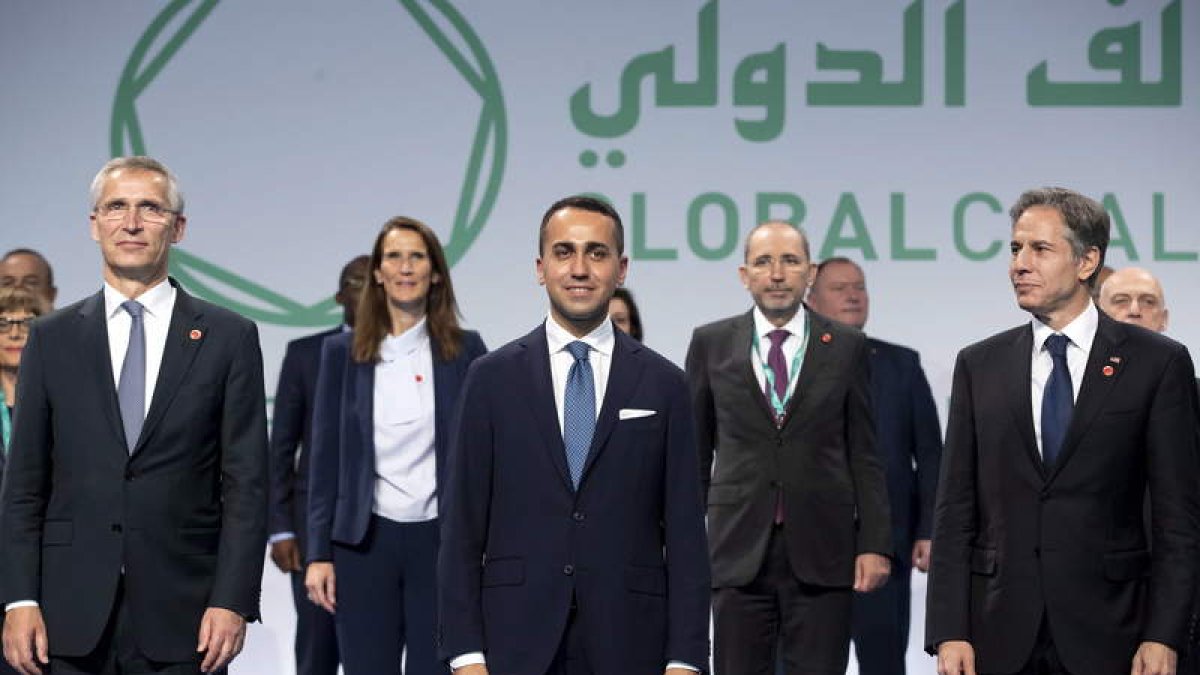 Jens Stoltenberg, Luigi Di Maio y Antony Blinken posan junto a los participantes del G-20. M. PERCOSSI
