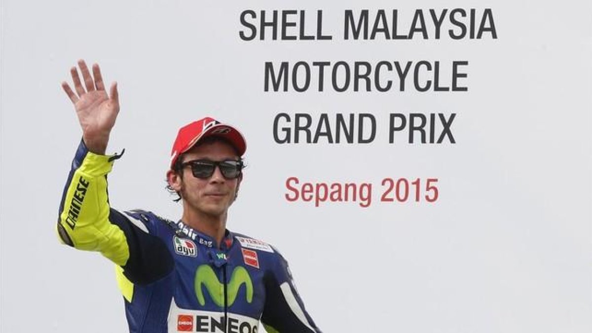 Valentino Rossi saluda a sus aficionados tras la conclusión del Gran Premio de Malasia.