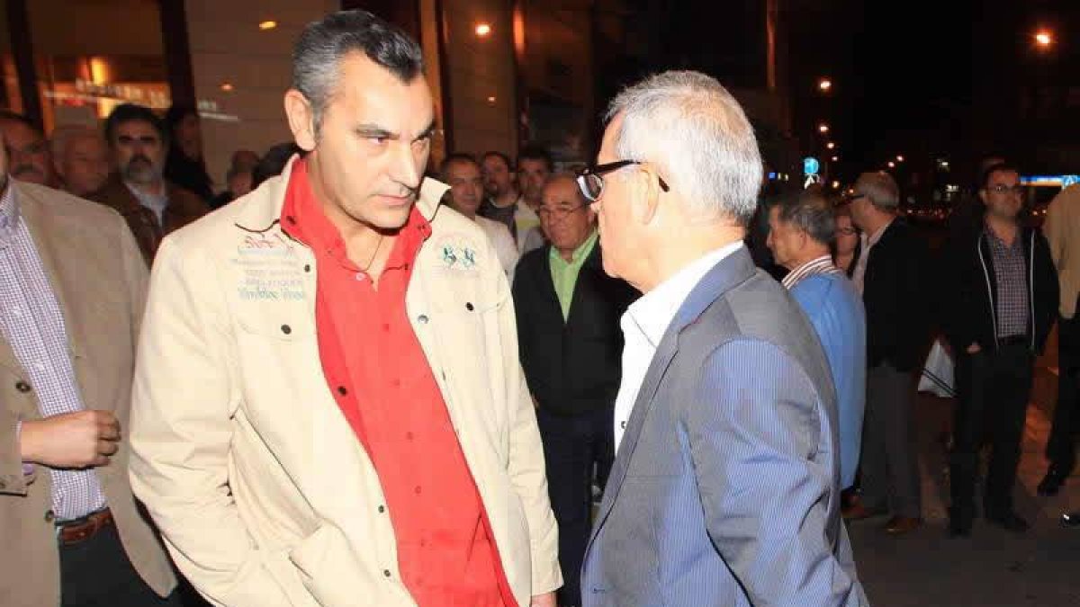 Fierro (derecha) con un portavoz de la plataforma de afectados.