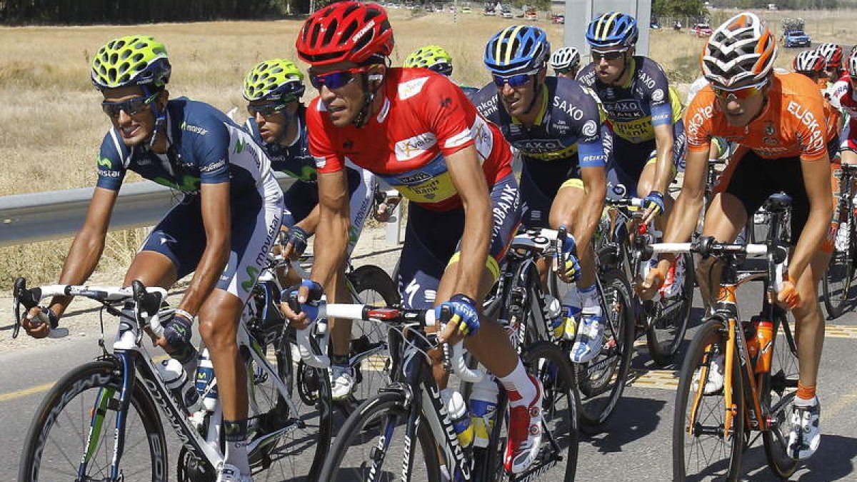 Contador, de rojo, llegó en el pelotón junto a Valverde y Purito.