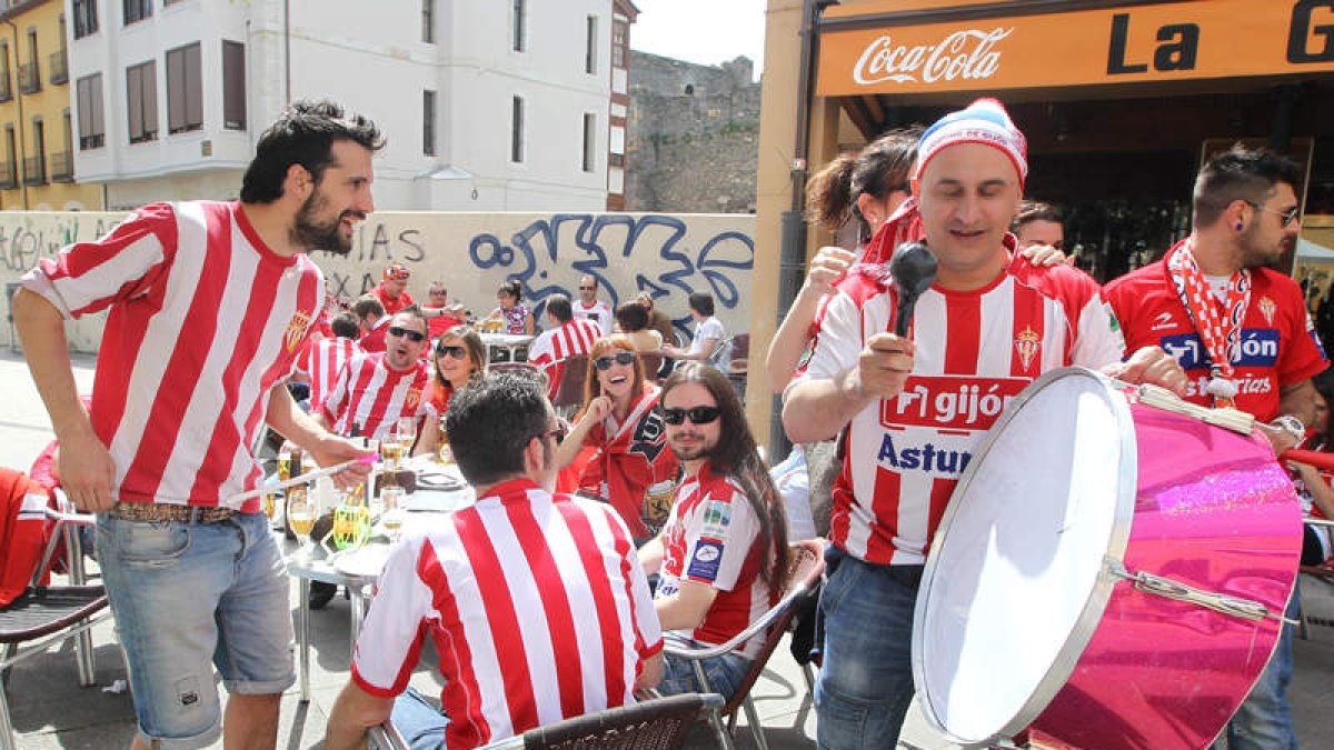 La afición del equipo sportinguista, el pasado mes de abril en Ponferrada.