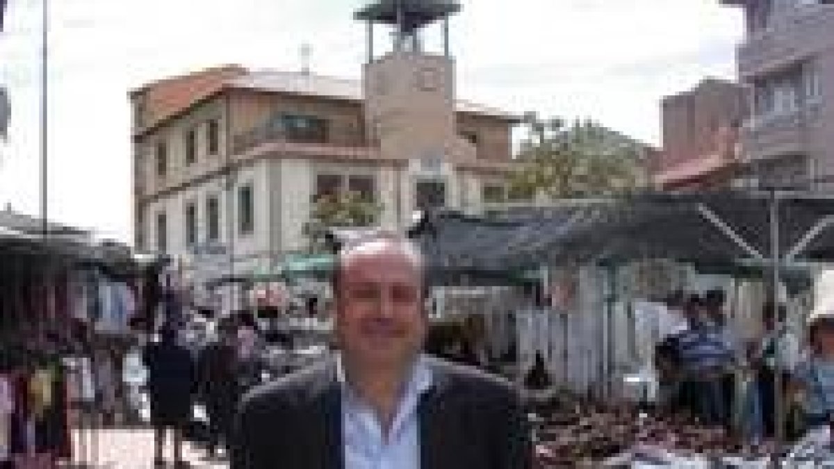 Juan Javier Gándara, ayer en la plaza frente al ayuntamiento roblano