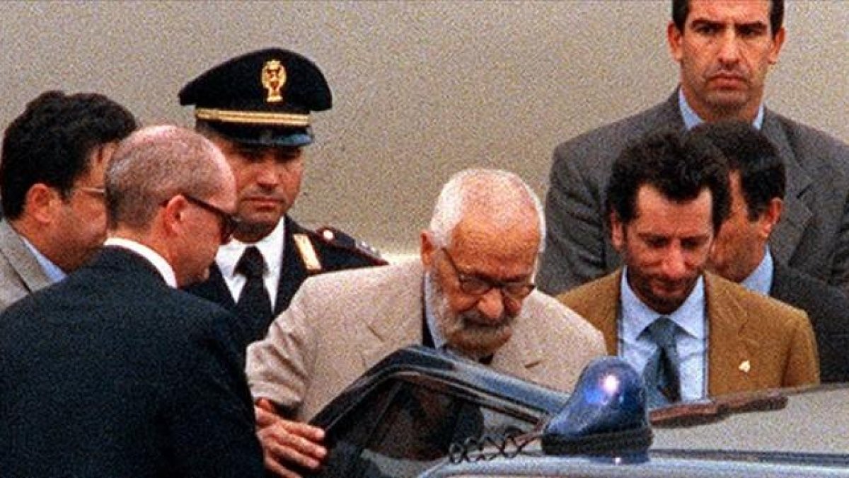 Muere Licio Gelli, el gran conspirador de Italia ANSA / A BIANCHI Licio Gelli , escoltado por la policía hace algunos años en Roma.