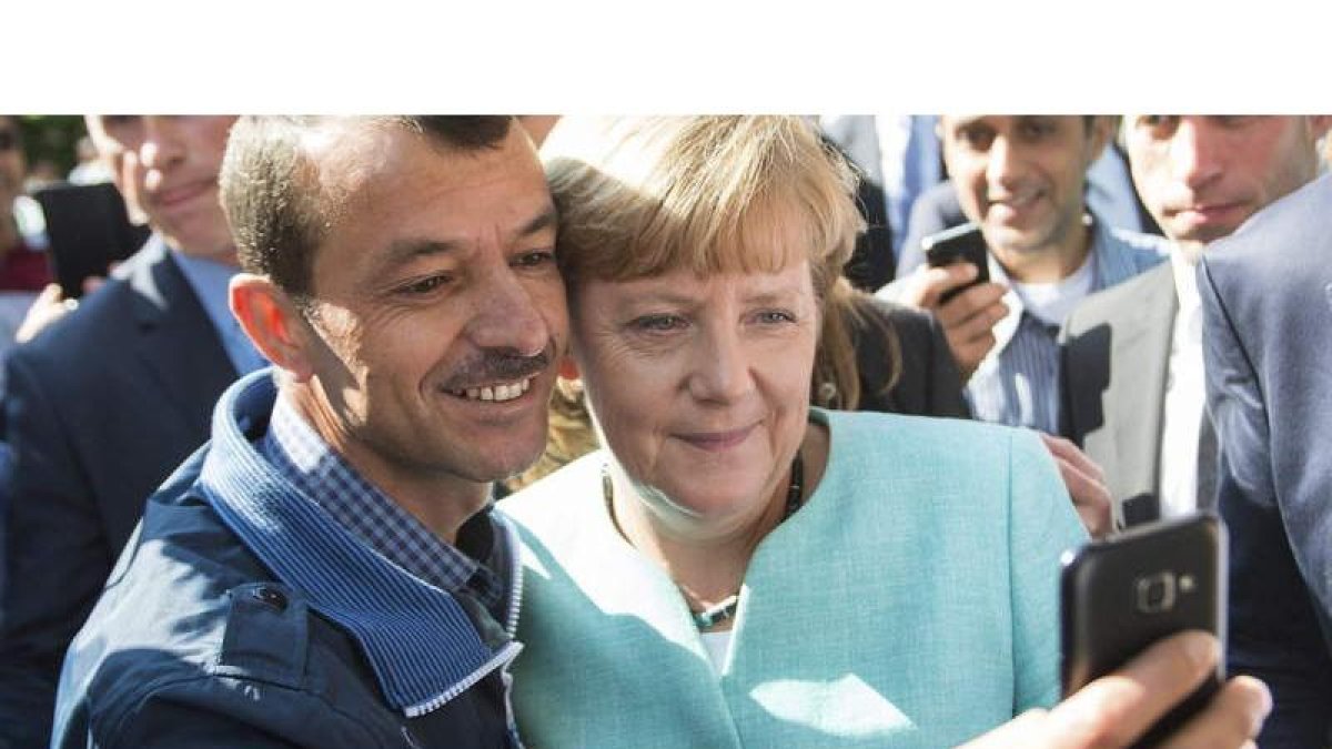 Merkel,durante la visita de ayer a la Oficina Federal de Migración y Refugiados en Berlín.