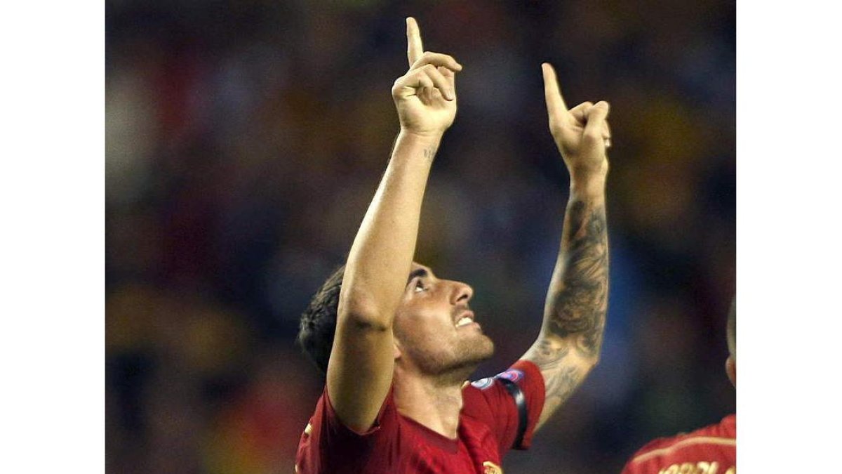 Alcácer, celebra su primer gol, segundo de La Roja, dedicándoselo a su padre