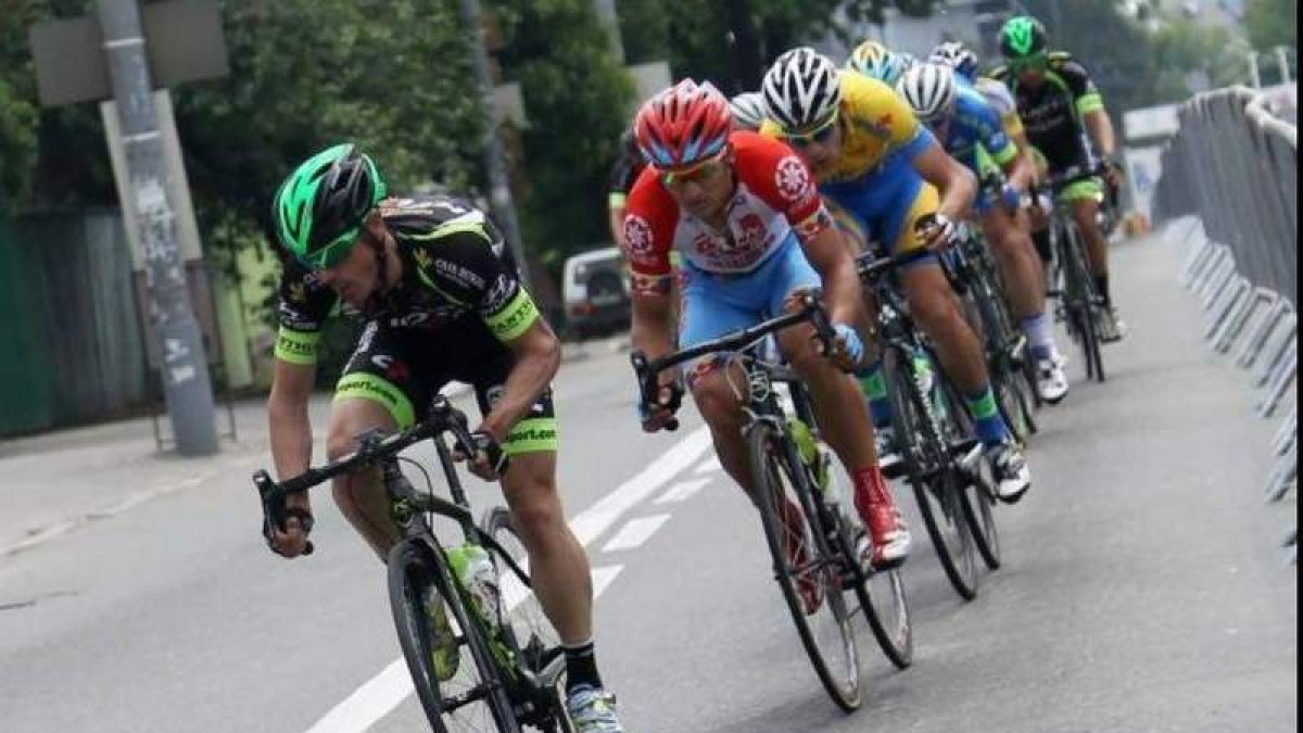 Sergio Pérez comanda el grupeto de cabeza en la tercera etapa. DL