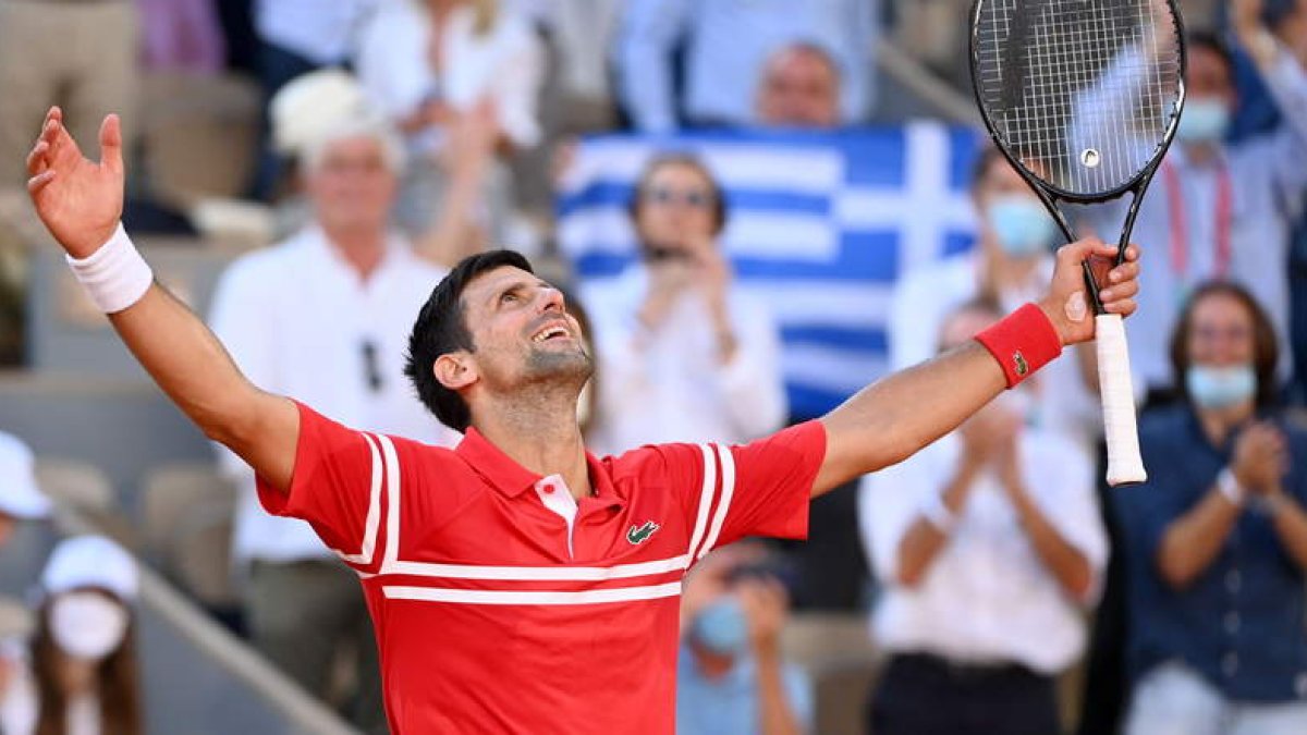 Novak Djokovic celebra su triunfo sobre la arcilla parisina. El que le proclama como nuevo monarca de Roland Garros. BLUMBERG