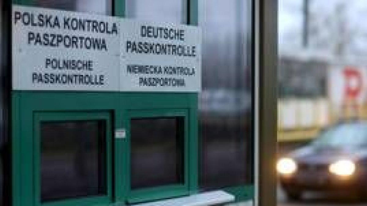 Ventanilla de control de pasaportes en la frontera entre Alemania y Polonia