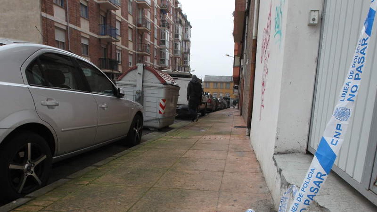Restos de la cinta policial que marcó el lugar de la muerte en la calle Batalla de Roncesvalles