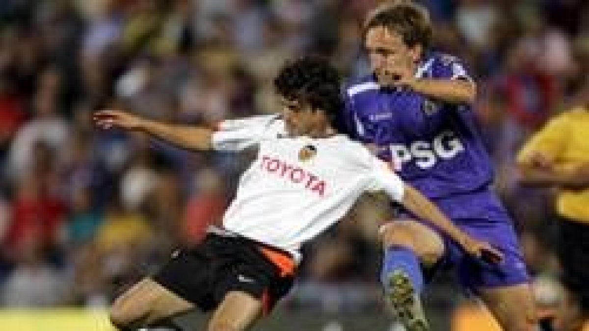 Diego Rivas y Pablo Aimar en un lance del juego durante el partido